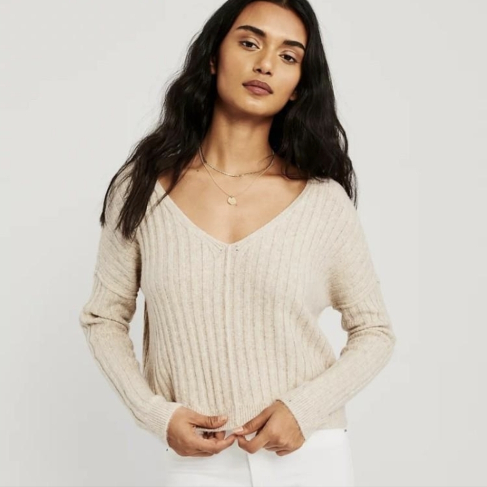Abercrombie & Fitch Cream V-Neck Sweater with Ribbed Knit